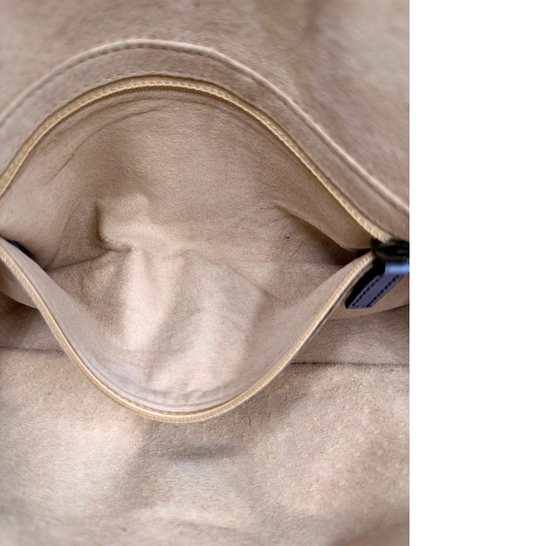 interno Borsa Fendi Baguette in pelle color azzurro polvere con impunture, di lusso, originale, ottime condizioni, usata. 