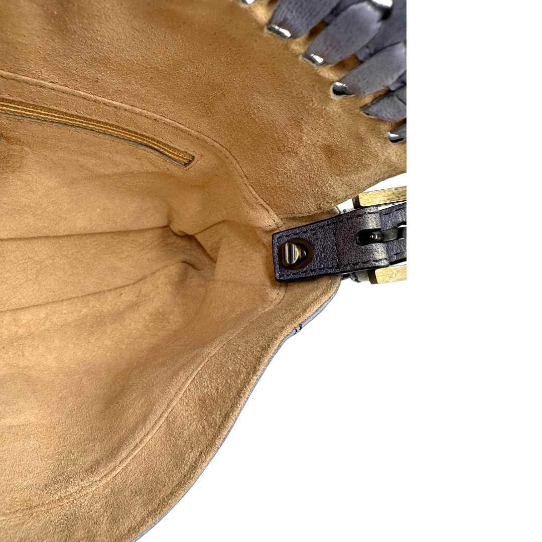 interno Borsa Fendi Baguette in pelle color azzurro polvere con impunture, di lusso, originale, ottime condizioni, usata. 