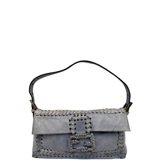 front bBorsa Fendi Baguette in pelle color azzurro polvere con impunture, di lusso, originale, ottime condizioni, usata.