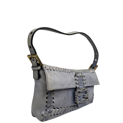 lato Borsa Fendi Baguette in pelle color azzurro polvere con impunture, di lusso, originale, ottime condizioni, usata. 