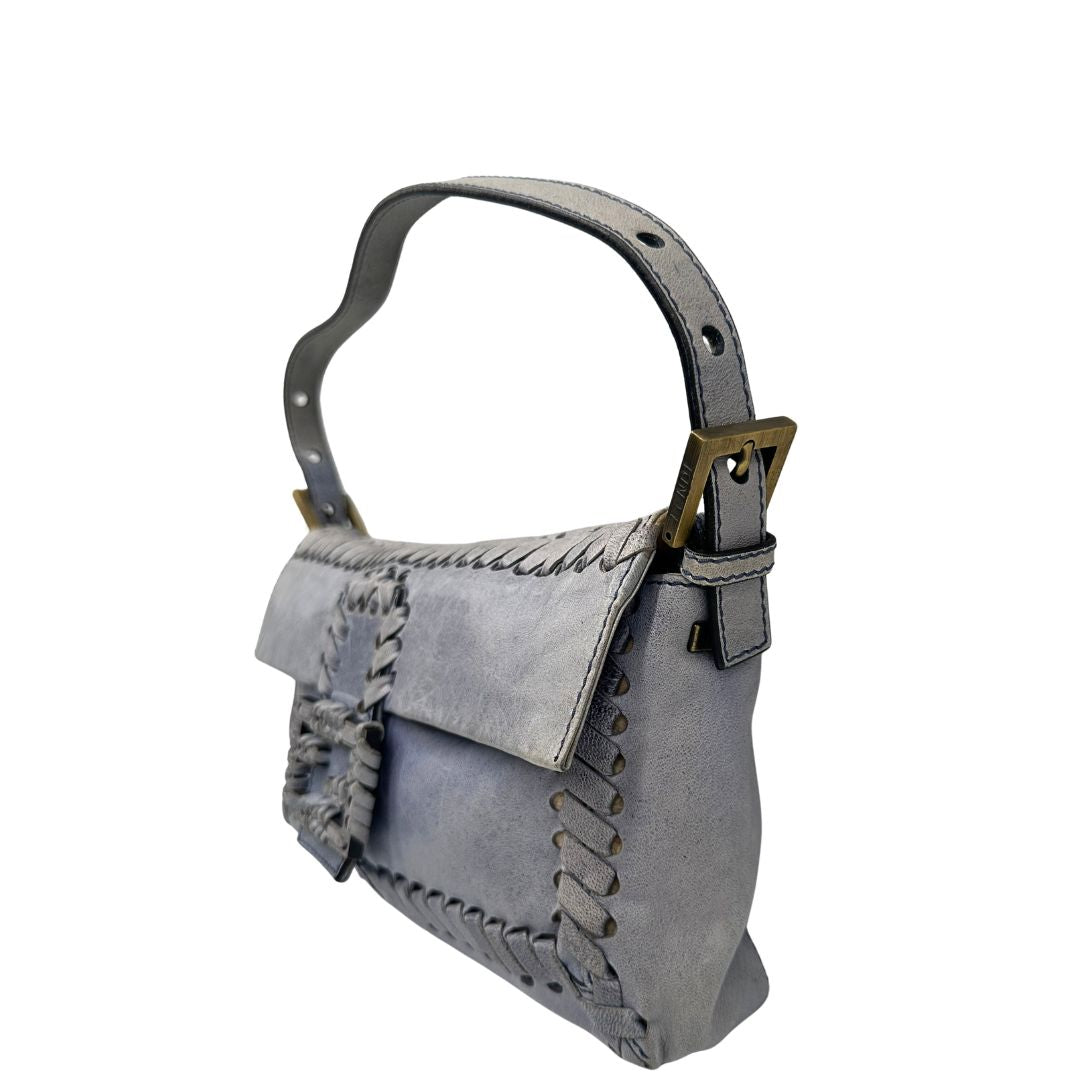 lato Borsa Fendi Baguette in pelle color azzurro polvere con impunture, di lusso, originale, ottime condizioni, usata. 