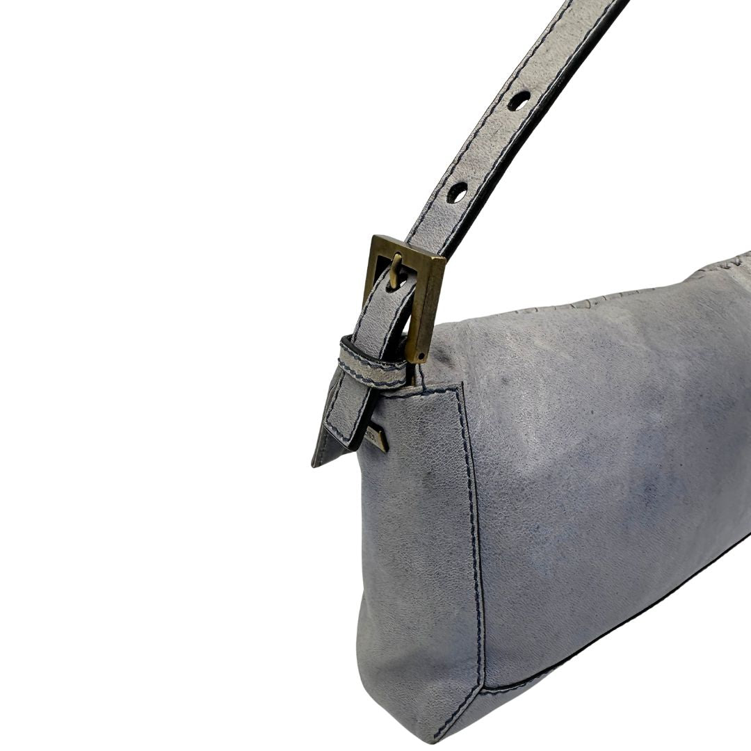 lato Borsa Fendi Baguette in pelle color azzurro polvere con impunture, di lusso, originale, ottime condizioni, usata. 