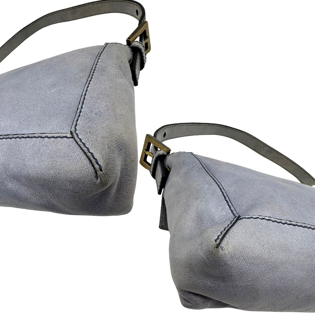 angoli Borsa Fendi Baguette in pelle color azzurro polvere con impunture, di lusso, originale, ottime condizioni, usata. 