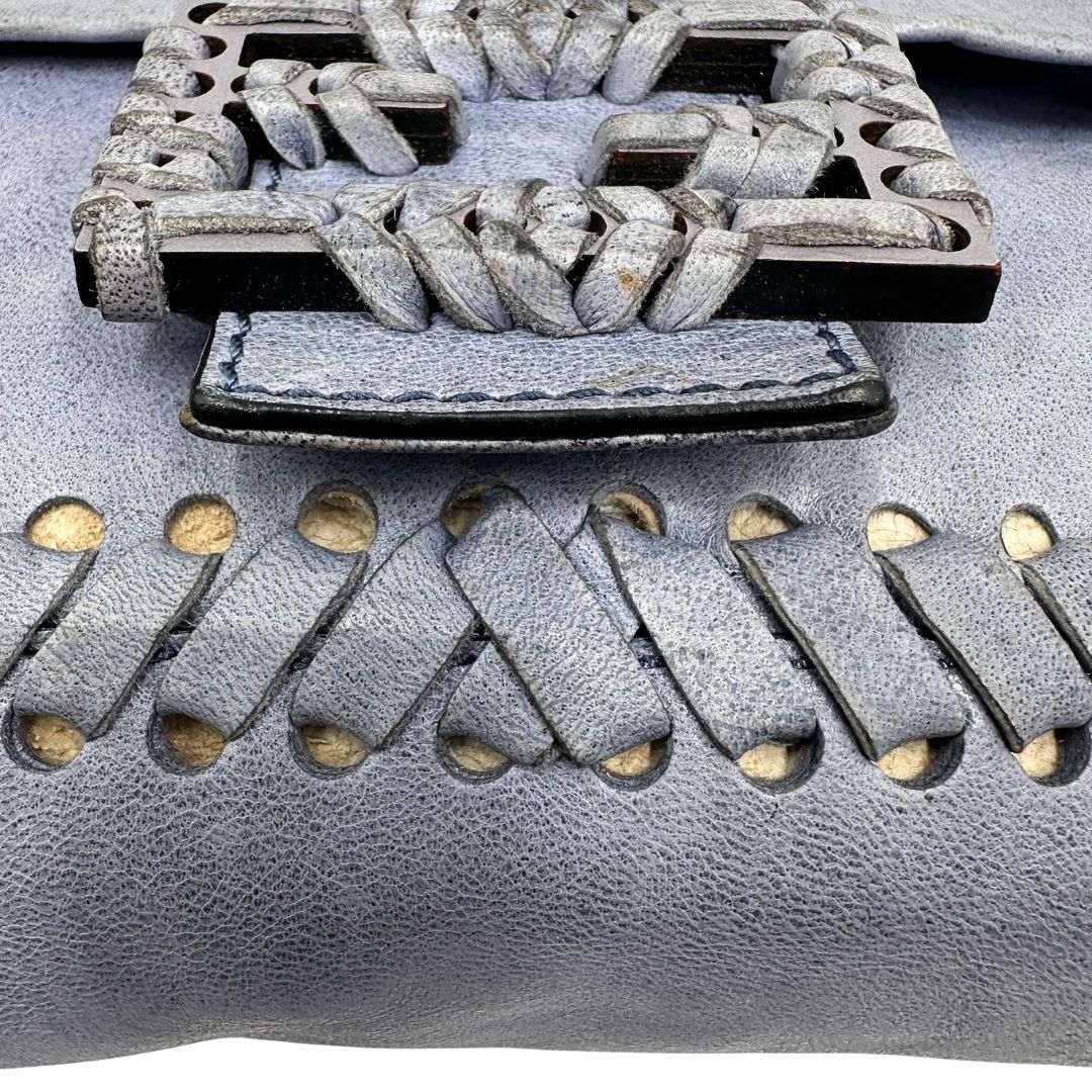 Borsa Fendi Baguette in pelle color azzurro polvere con impunture, di lusso, originale, ottime condizioni, usata.