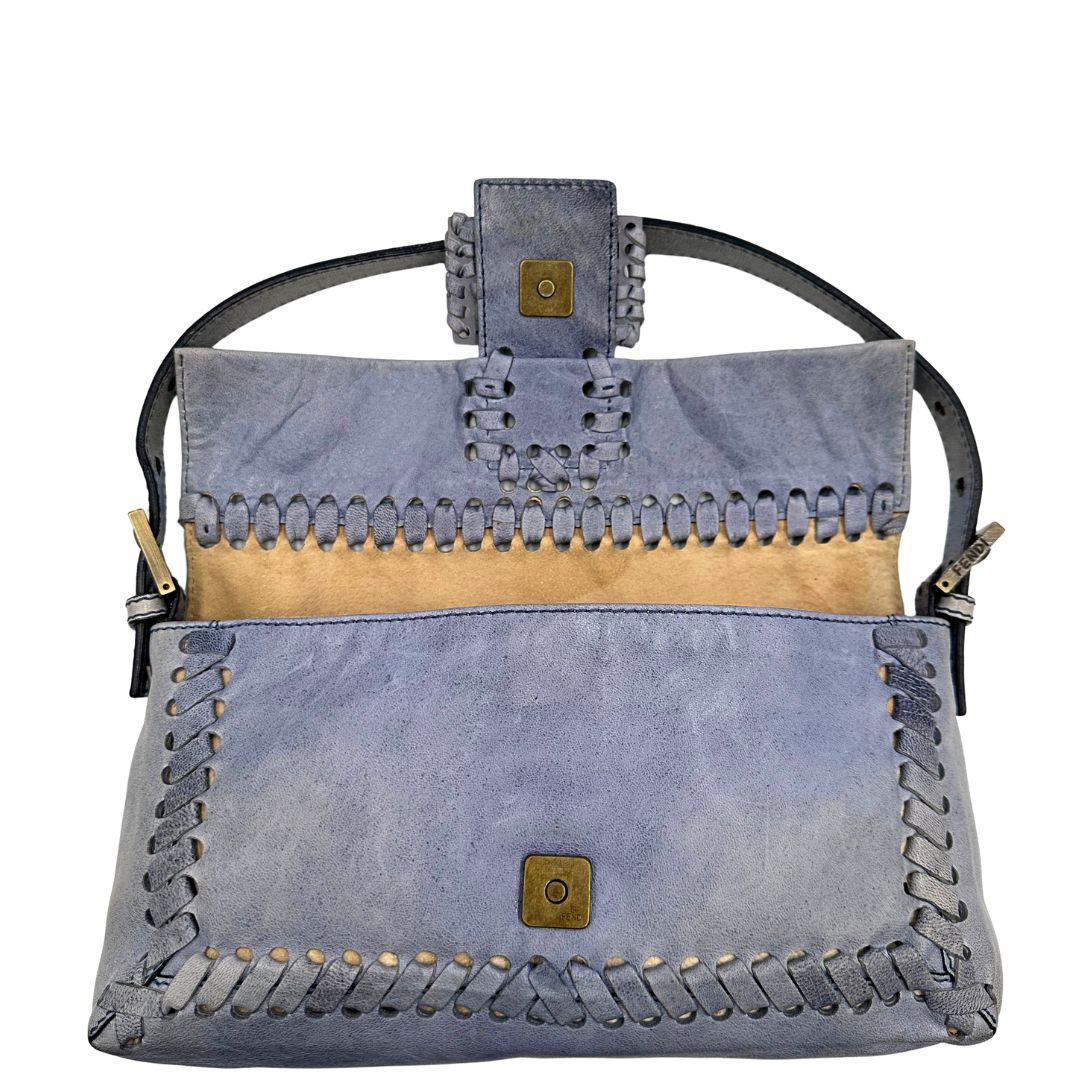 chiusura Borsa Fendi Baguette in pelle color azzurro polvere con impunture, di lusso, originale, ottime condizioni, usata. 