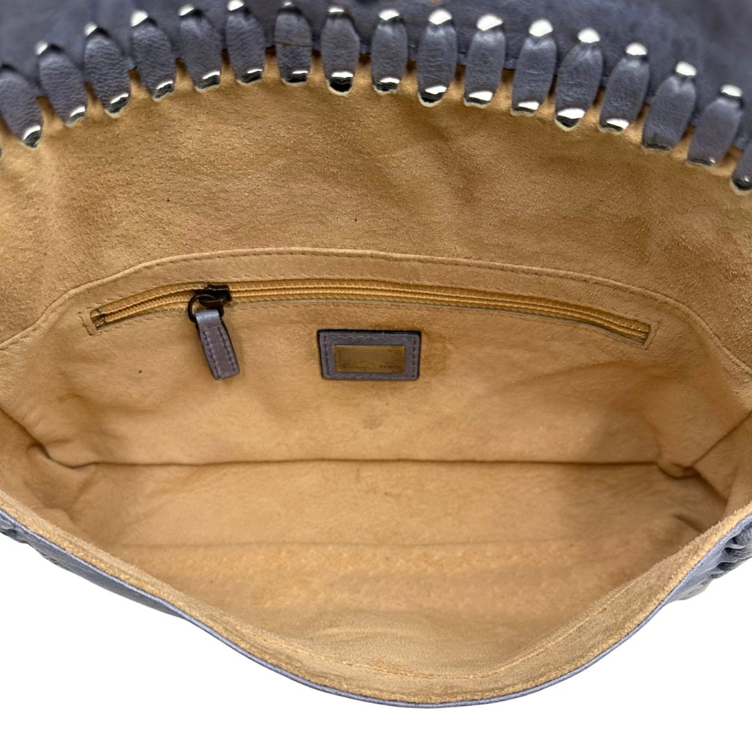 interno Borsa Fendi Baguette in pelle color azzurro polvere con impunture, di lusso, originale, ottime condizioni, usata. 