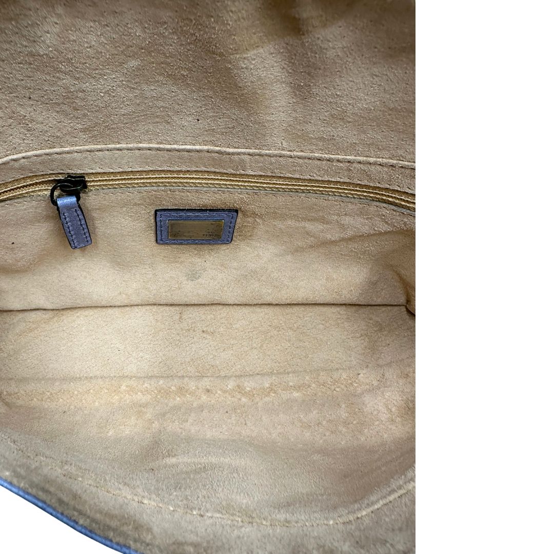 interno Borsa Fendi Baguette in pelle color azzurro polvere con impunture, di lusso, originale, ottime condizioni, usata. 