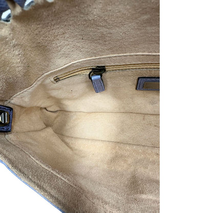 interno Borsa Fendi Baguette in pelle color azzurro polvere con impunture, di lusso, originale, ottime condizioni, usata. 