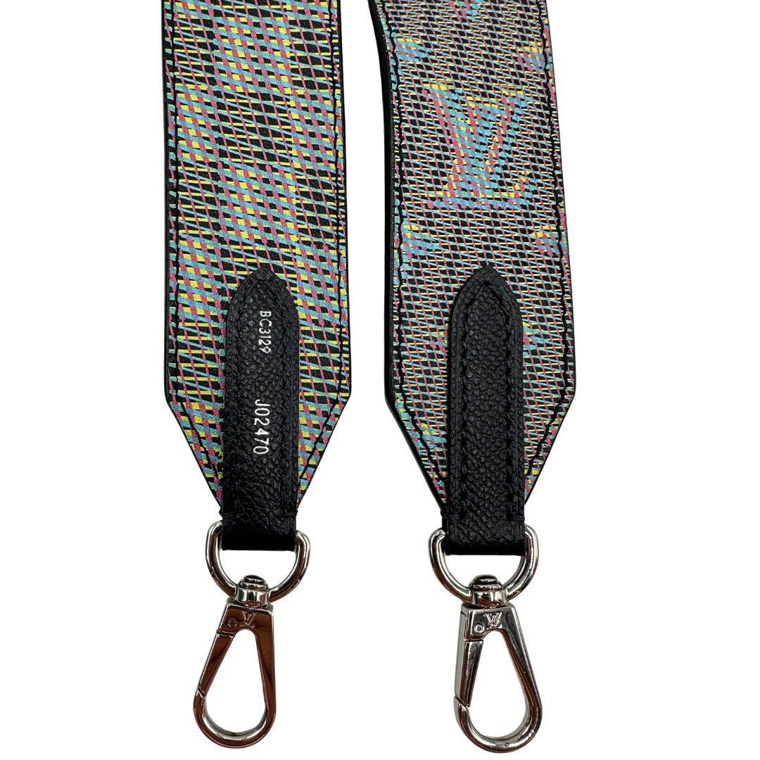 Accessorio tracolla LV realizzata in pelle con motivo Monogram multicolor a effetto ottico, usata, originale, second hand, in condizioni eccellenti.