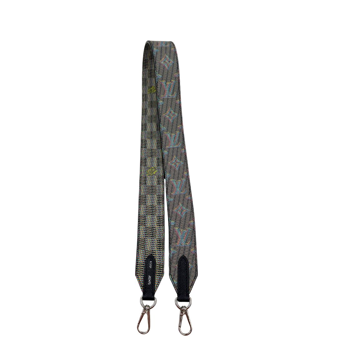 Accessorio tracolla LV realizzata in pelle con motivo Monogram multicolor a effetto ottico, usata, originale, second hand, in condizioni eccellenti.