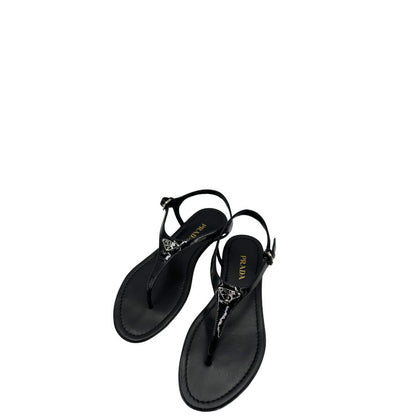 Sandali infradito realizzati in raffinata pelle verniciata nera con fodera e soletta in pelle. Originale, usata, di lusso, in ottime condizioni.
