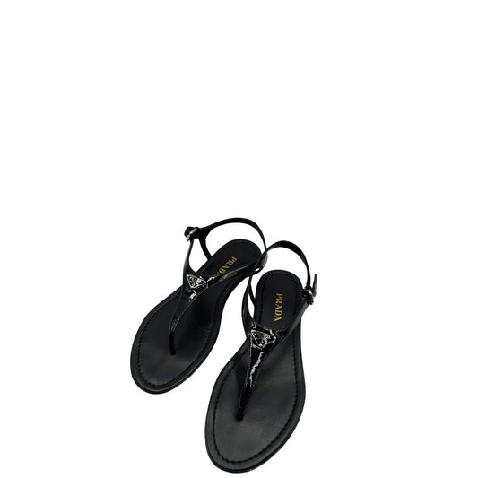 Sandali infradito realizzati in raffinata pelle verniciata nera con fodera e soletta in pelle. Originale, usata, di lusso, in ottime condizioni.
