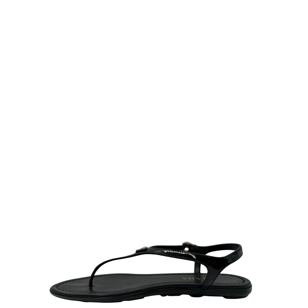 Sandali infradito realizzati in raffinata pelle verniciata nera con fodera e soletta in pelle. Originale, usata, di lusso, in ottime condizioni.