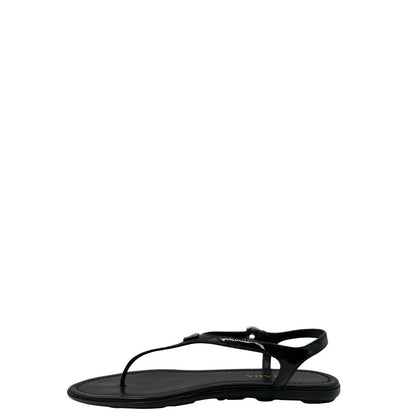 Sandali infradito realizzati in raffinata pelle verniciata nera con fodera e soletta in pelle. Originale, usata, di lusso, in ottime condizioni.