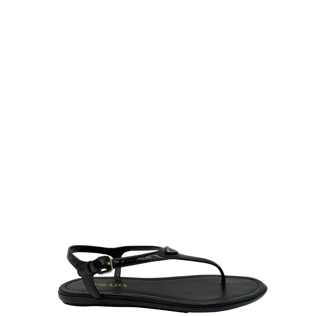 Sandali infradito realizzati in raffinata pelle verniciata nera con fodera e soletta in pelle. Originale, usata, di lusso, in ottime condizioni.