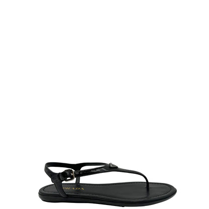 Sandali infradito realizzati in raffinata pelle verniciata nera con fodera e soletta in pelle. Originale, usata, di lusso, in ottime condizioni.