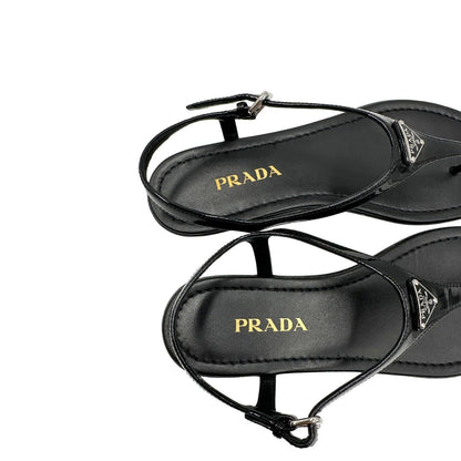 Sandali infradito realizzati in raffinata pelle verniciata nera con fodera e soletta in pelle. Originale, usata, di lusso, in ottime condizioni.