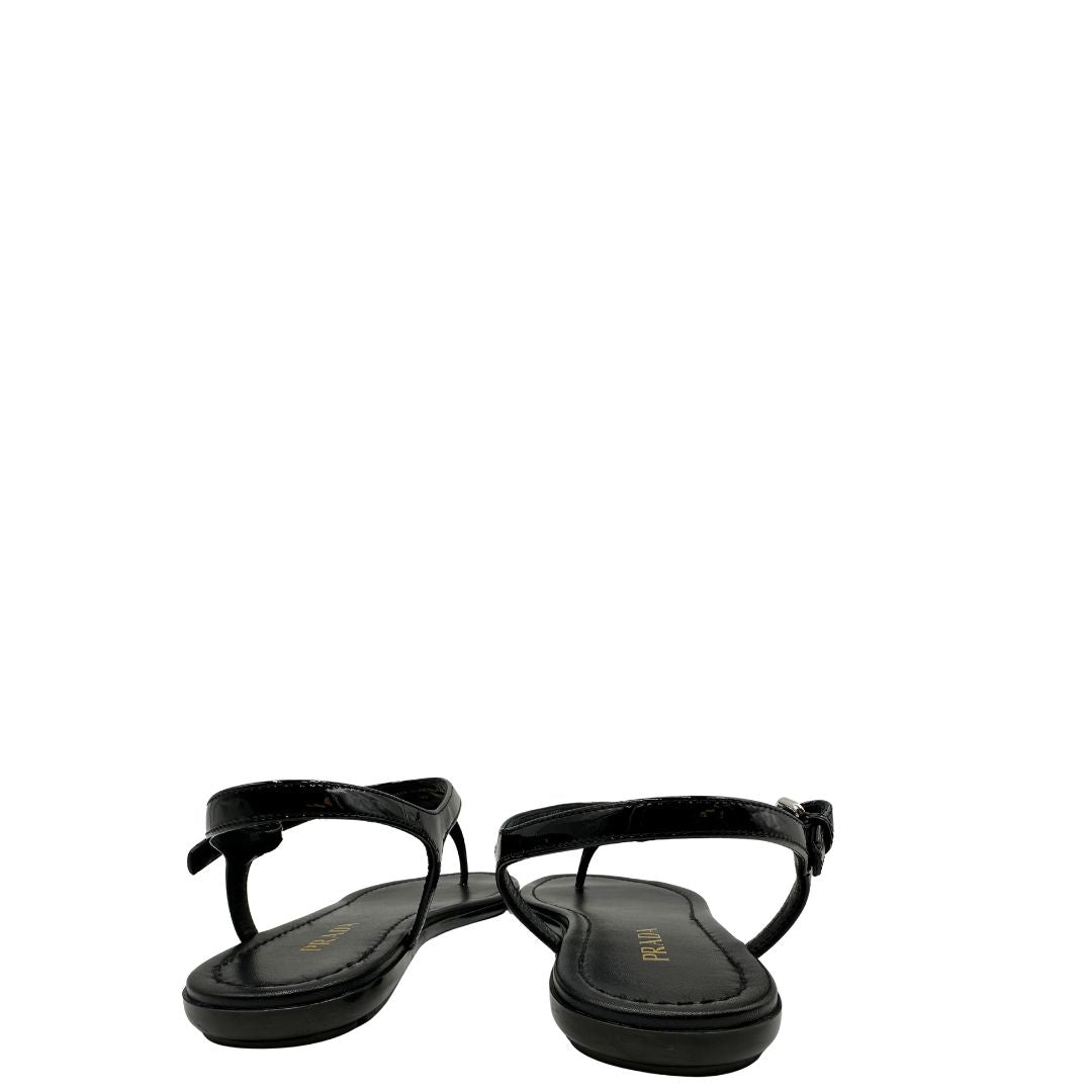 Sandali infradito realizzati in raffinata pelle verniciata nera con fodera e soletta in pelle. Originale, usata, di lusso, in ottime condizioni.