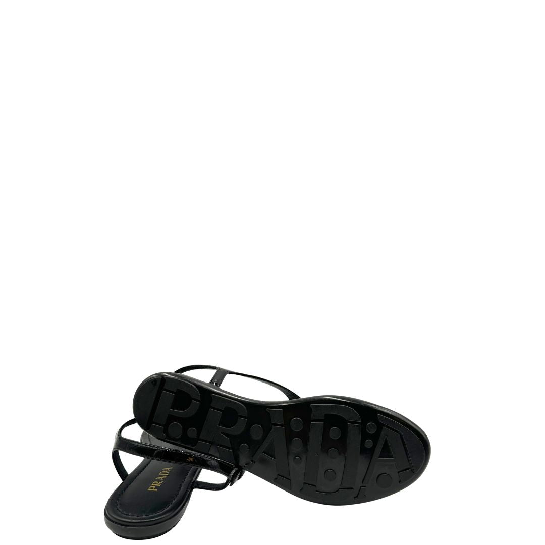 Sandali infradito realizzati in raffinata pelle verniciata nera con fodera e soletta in pelle. Originale, usata, di lusso, in ottime condizioni.