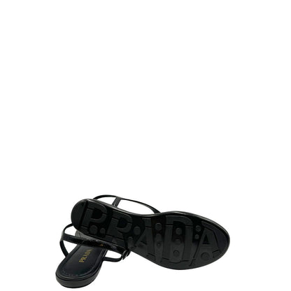 Sandali infradito realizzati in raffinata pelle verniciata nera con fodera e soletta in pelle. Originale, usata, di lusso, in ottime condizioni.