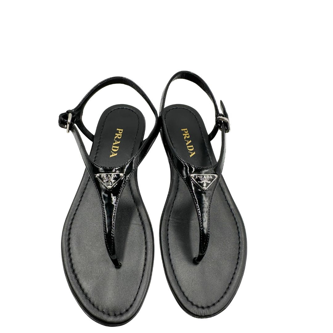 Sandali infradito realizzati in raffinata pelle verniciata nera con fodera e soletta in pelle. Originale, usata, di lusso, in ottime condizioni.