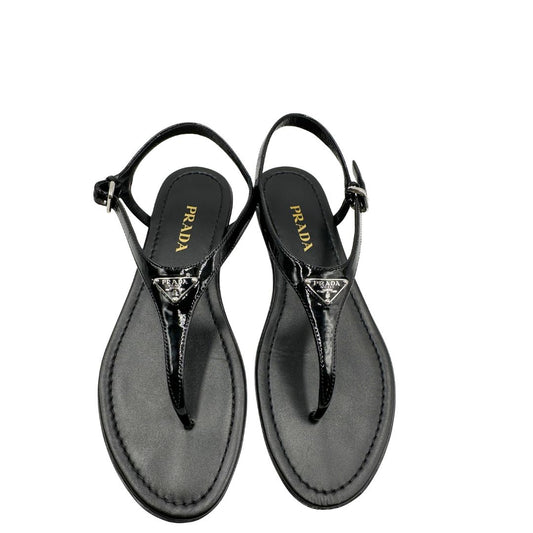 Sandali infradito realizzati in raffinata pelle verniciata nera con fodera e soletta in pelle. Originale, usata, di lusso, in ottime condizioni.