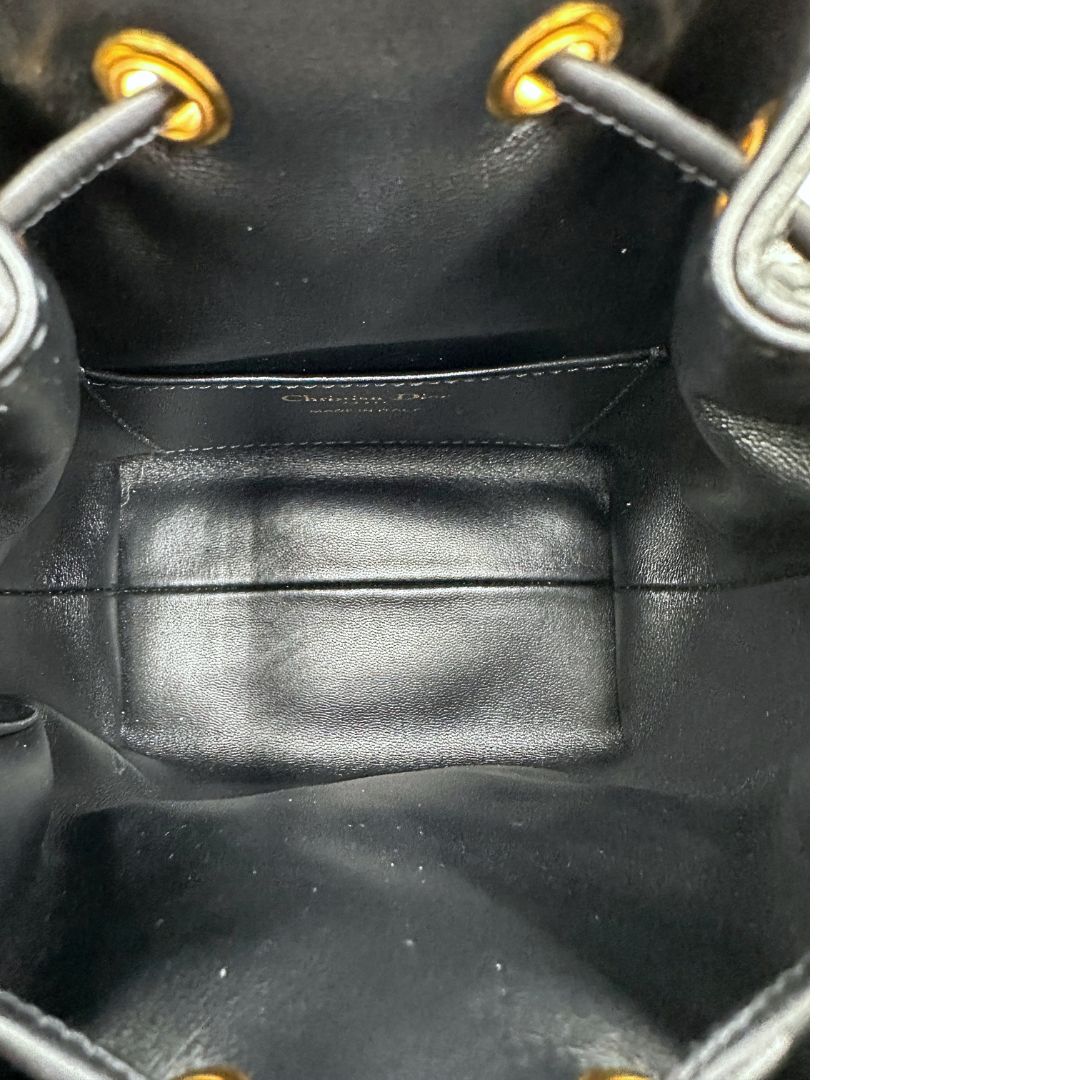 interno  Borsa Christian Dior in pelle con impunture macrocannage e hardware dorato, della collezione Caro, di lusso, originale, ottime condizioni, usato. 