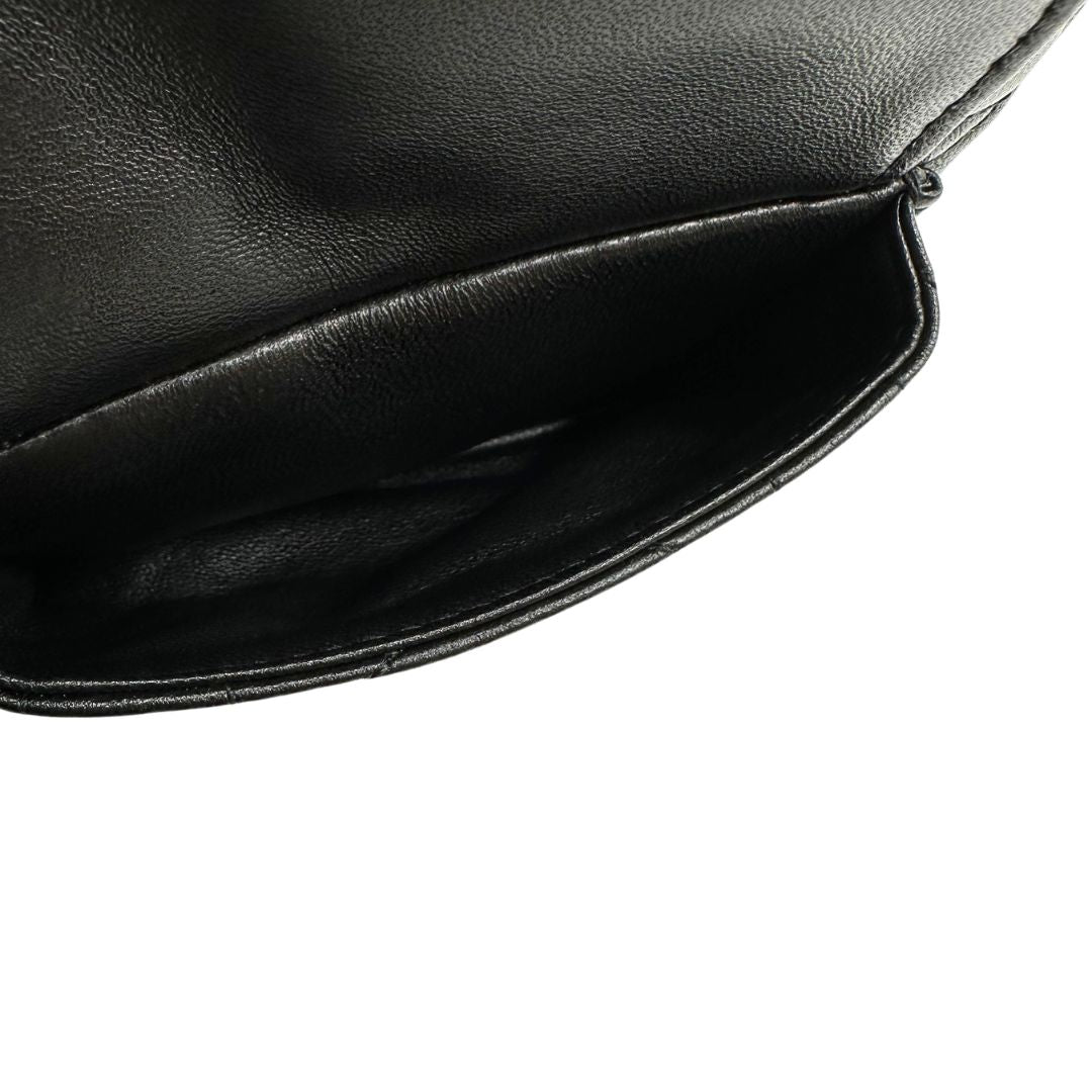 interno  Borsa Christian Dior in pelle con impunture macrocannage e hardware dorato, della collezione Caro, di lusso, originale, ottime condizioni, usato. 