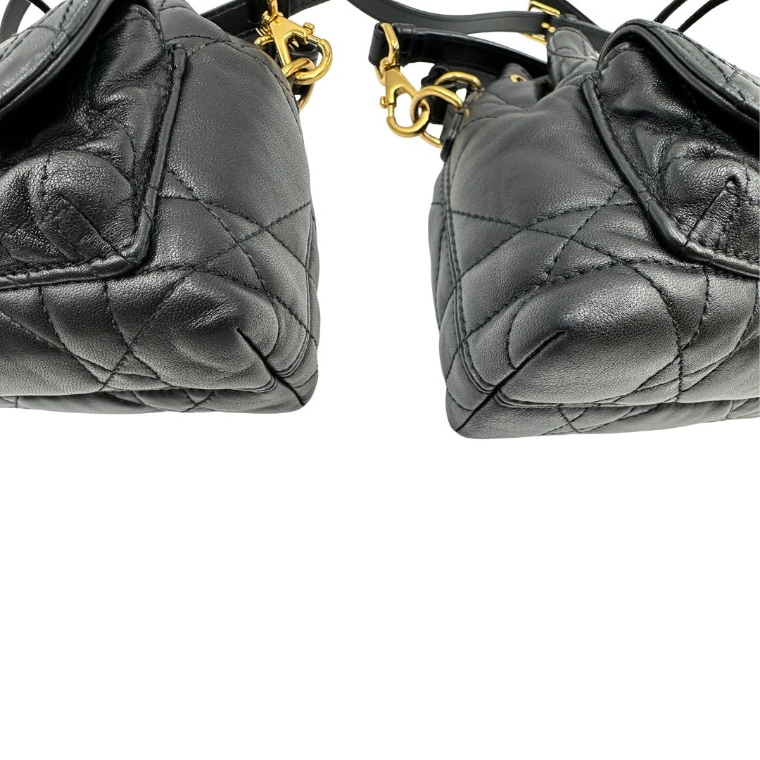 angoli  Borsa Christian Dior in pelle con impunture macrocannage e hardware dorato, della collezione Caro, di lusso, originale, ottime condizioni, usato. 