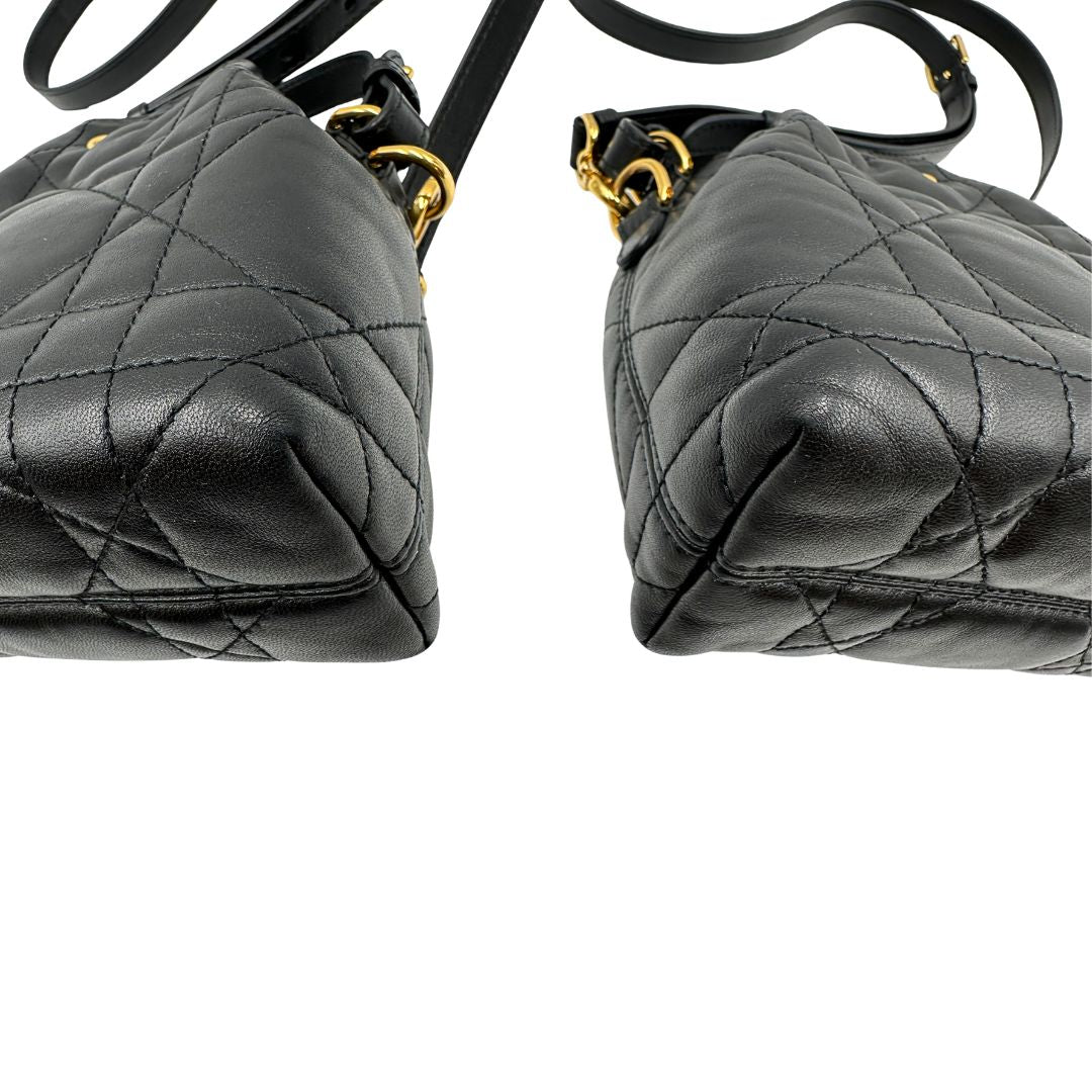 angoli  Borsa Christian Dior in pelle con impunture macrocannage e hardware dorato, della collezione Caro, di lusso, originale, ottime condizioni, usato. 
