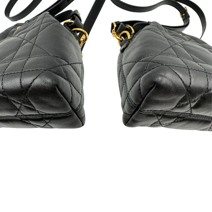 angoli  Borsa Christian Dior in pelle con impunture macrocannage e hardware dorato, della collezione Caro, di lusso, originale, ottime condizioni, usato. 