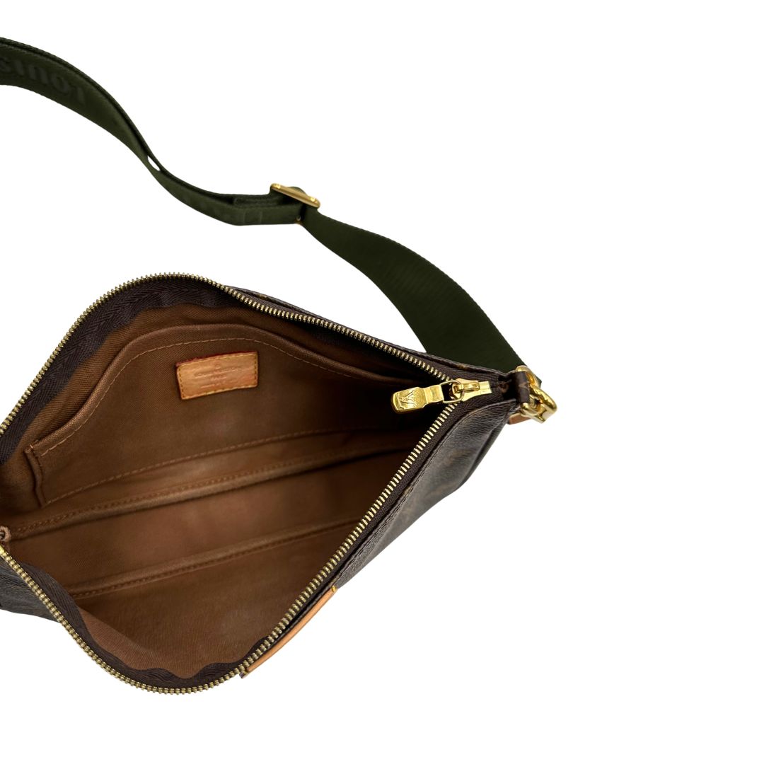 interno Multi Pochette Accessoires Louis Vuitton in canvas marrone monogram con dettagli in vacchetta naturale, manico in catena dorata e tracolla in tessuto Jacquard verde kaki, di lusso, originale, ottime condizioni, usata. 