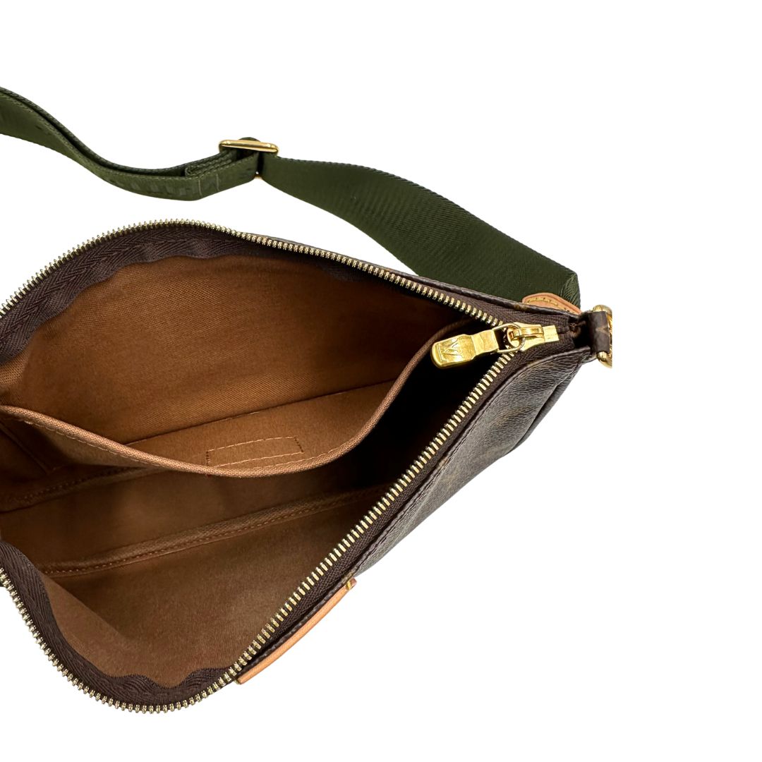 interno Multi Pochette Accessoires Louis Vuitton in canvas marrone monogram con dettagli in vacchetta naturale, manico in catena dorata e tracolla in tessuto Jacquard verde kaki, di lusso, originale, ottime condizioni, usata. 