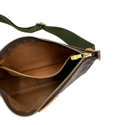 interno Multi Pochette Accessoires Louis Vuitton in canvas marrone monogram con dettagli in vacchetta naturale, manico in catena dorata e tracolla in tessuto Jacquard verde kaki, di lusso, originale, ottime condizioni, usata. 