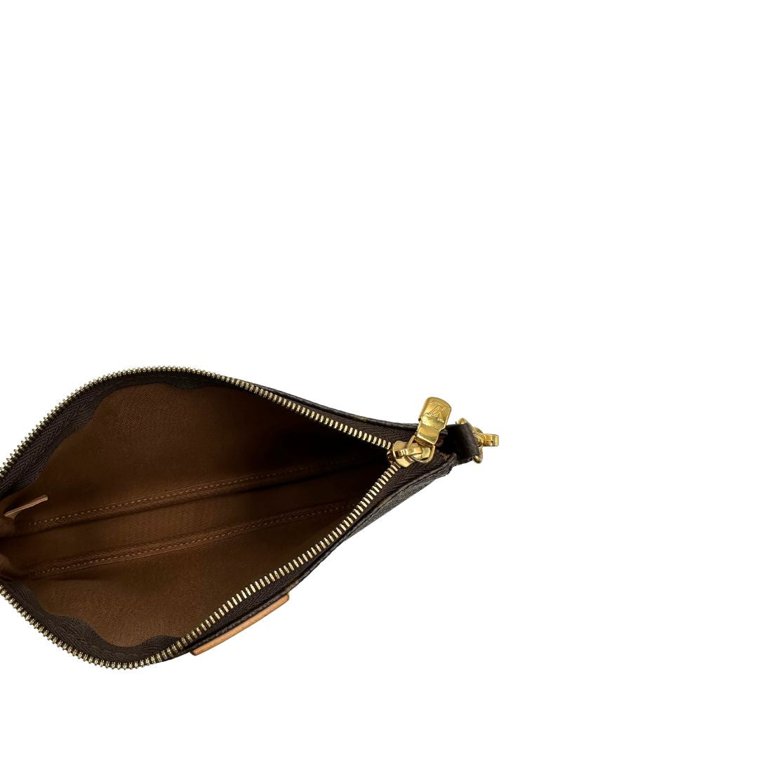 interno Multi Pochette Accessoires Louis Vuitton in canvas marrone monogram con dettagli in vacchetta naturale, manico in catena dorata e tracolla in tessuto Jacquard verde kaki, di lusso, originale, ottime condizioni, usata. 