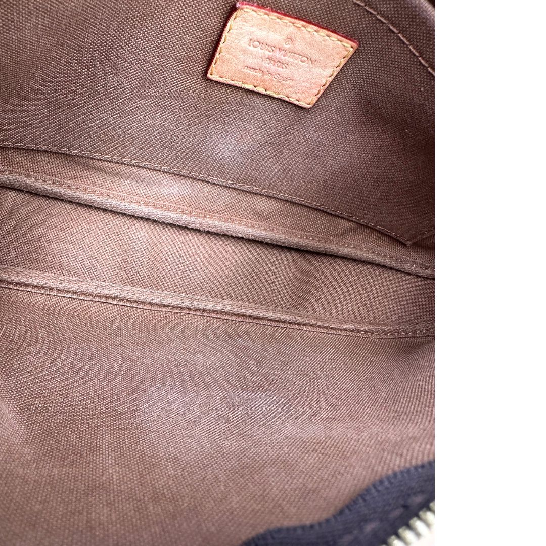 interno Multi Pochette Accessoires Louis Vuitton in canvas marrone monogram con dettagli in vacchetta naturale, manico in catena dorata e tracolla in tessuto Jacquard verde kaki, di lusso, originale, ottime condizioni, usata. 