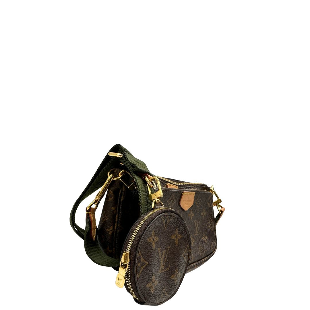 lato Multi Pochette Accessoires Louis Vuitton in canvas marrone monogram con dettagli in vacchetta naturale, manico in catena dorata e tracolla in tessuto Jacquard verde kaki, di lusso, originale, ottime condizioni, usata. 