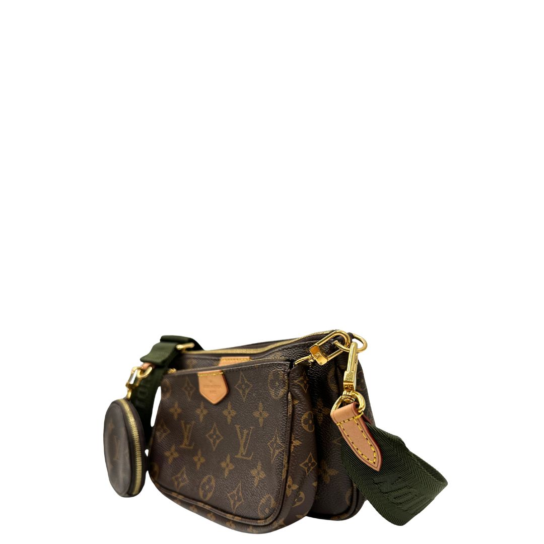lato Multi Pochette Accessoires Louis Vuitton in canvas marrone monogram con dettagli in vacchetta naturale, manico in catena dorata e tracolla in tessuto Jacquard verde kaki, di lusso, originale, ottime condizioni, usata. 