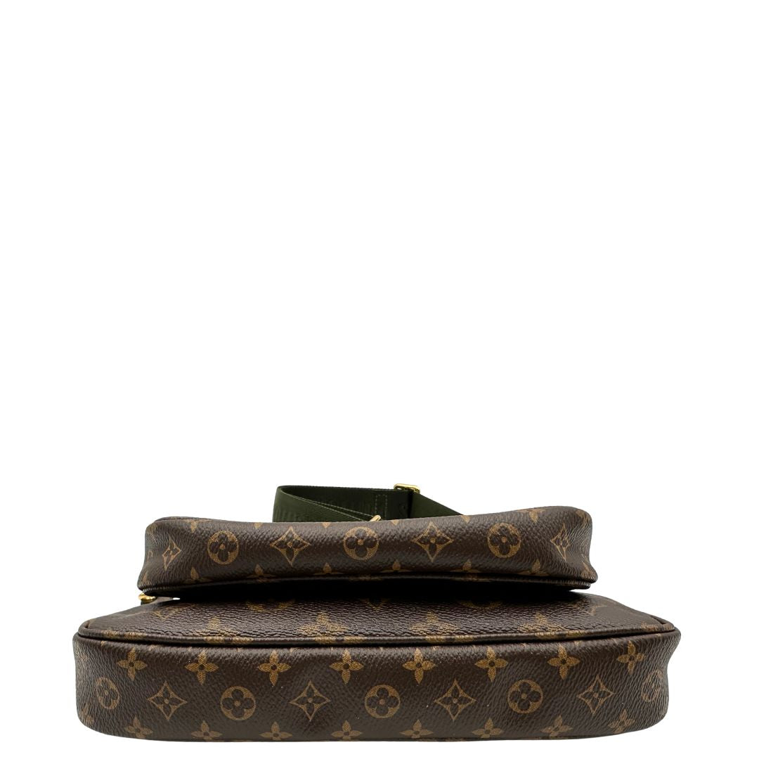 base Multi Pochette Accessoires Louis Vuitton in canvas marrone monogram con dettagli in vacchetta naturale, manico in catena dorata e tracolla in tessuto Jacquard verde kaki, di lusso, originale, ottime condizioni, usata. 