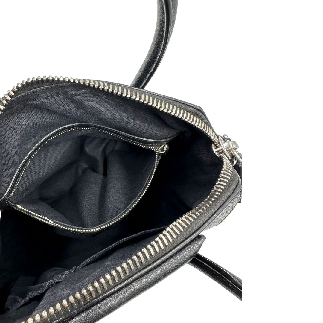interno Antigona Givenchy in pelle martellata nera nella misura piccola, di lusso, originale, ottime condizioni, usata. 