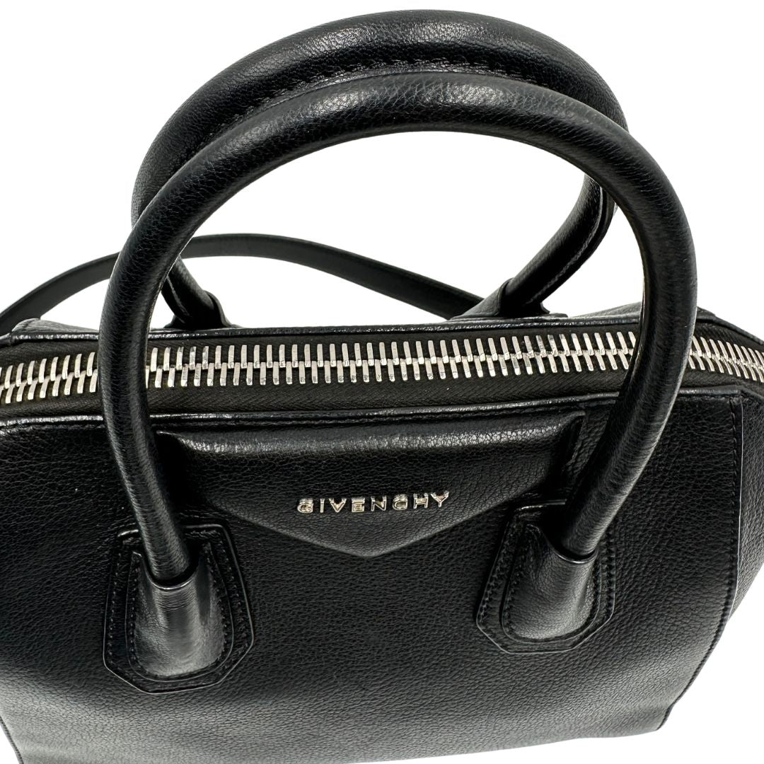 manici Antigona Givenchy in pelle martellata nera nella misura piccola, di lusso, originale, ottime condizioni, usata. 