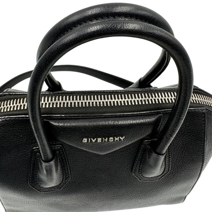 manici Antigona Givenchy in pelle martellata nera nella misura piccola, di lusso, originale, ottime condizioni, usata. 