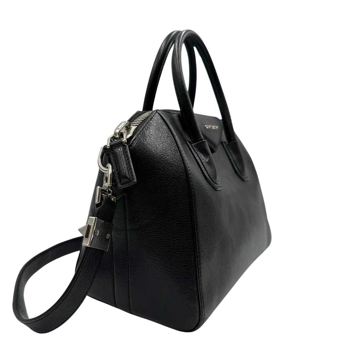 lato Antigona Givenchy in pelle martellata nera nella misura piccola, di lusso, originale, ottime condizioni, usata. 