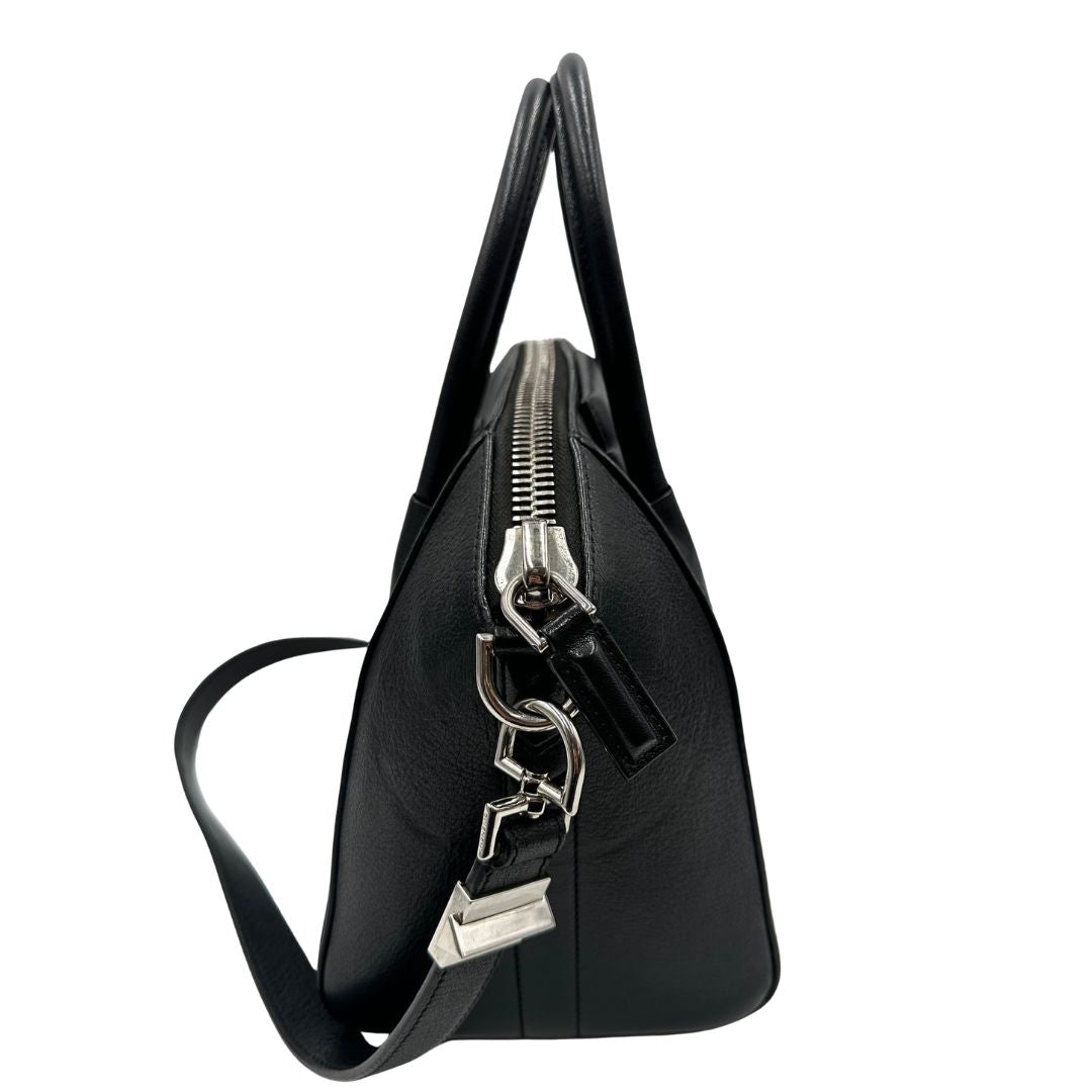 lato Antigona Givenchy in pelle martellata nera nella misura piccola, di lusso, originale, ottime condizioni, usata. 