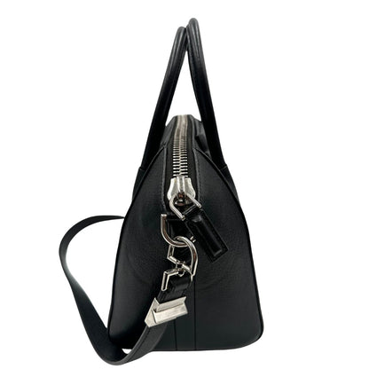 lato Antigona Givenchy in pelle martellata nera nella misura piccola, di lusso, originale, ottime condizioni, usata. 