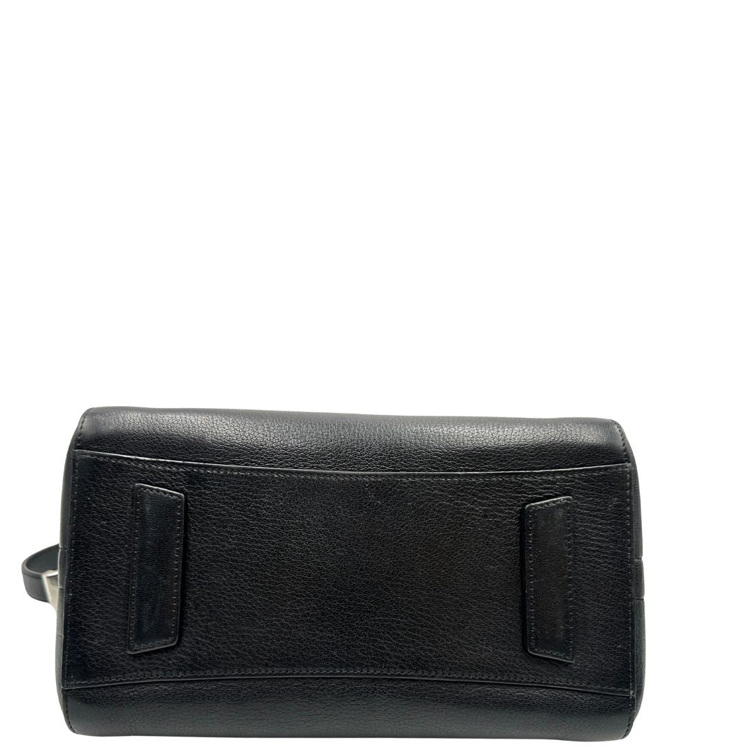 base Antigona Givenchy in pelle martellata nera nella misura piccola, di lusso, originale, ottime condizioni, usata. 