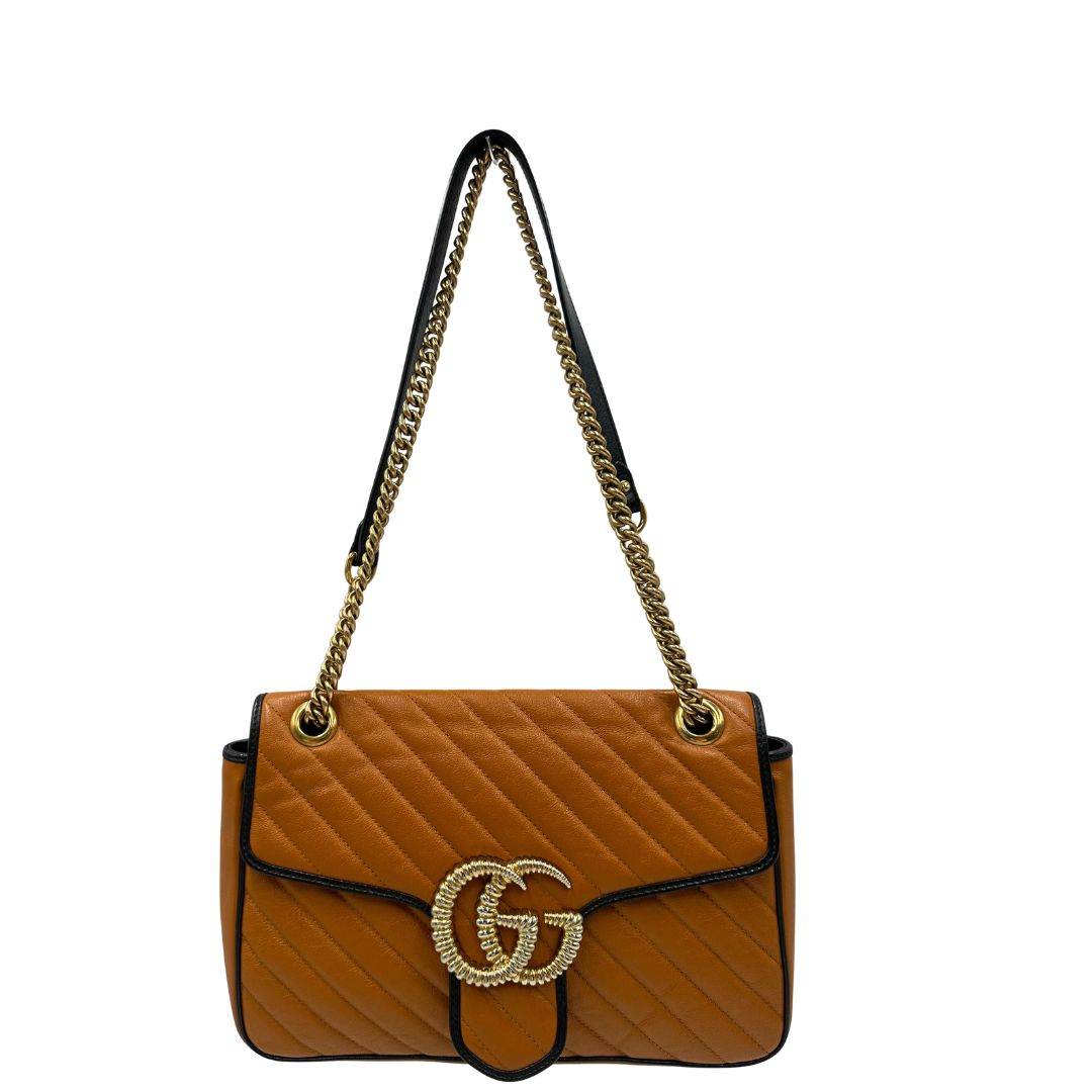 fronnt Borsa Gucci Marmont nella misura grande in pelle chevron color zucca e profili neri, di lusso, originale, ottime condizioni, usata. 