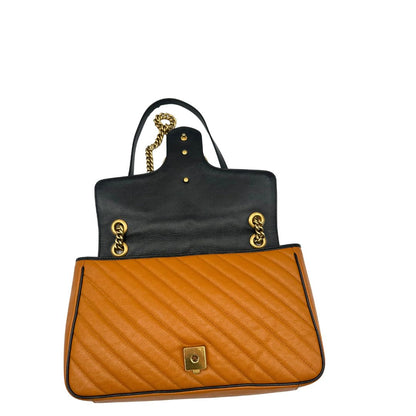 chiusura Borsa Gucci Marmont nella misura grande in pelle chevron color zucca e profili neri, di lusso, originale, ottime condizioni, usata. 