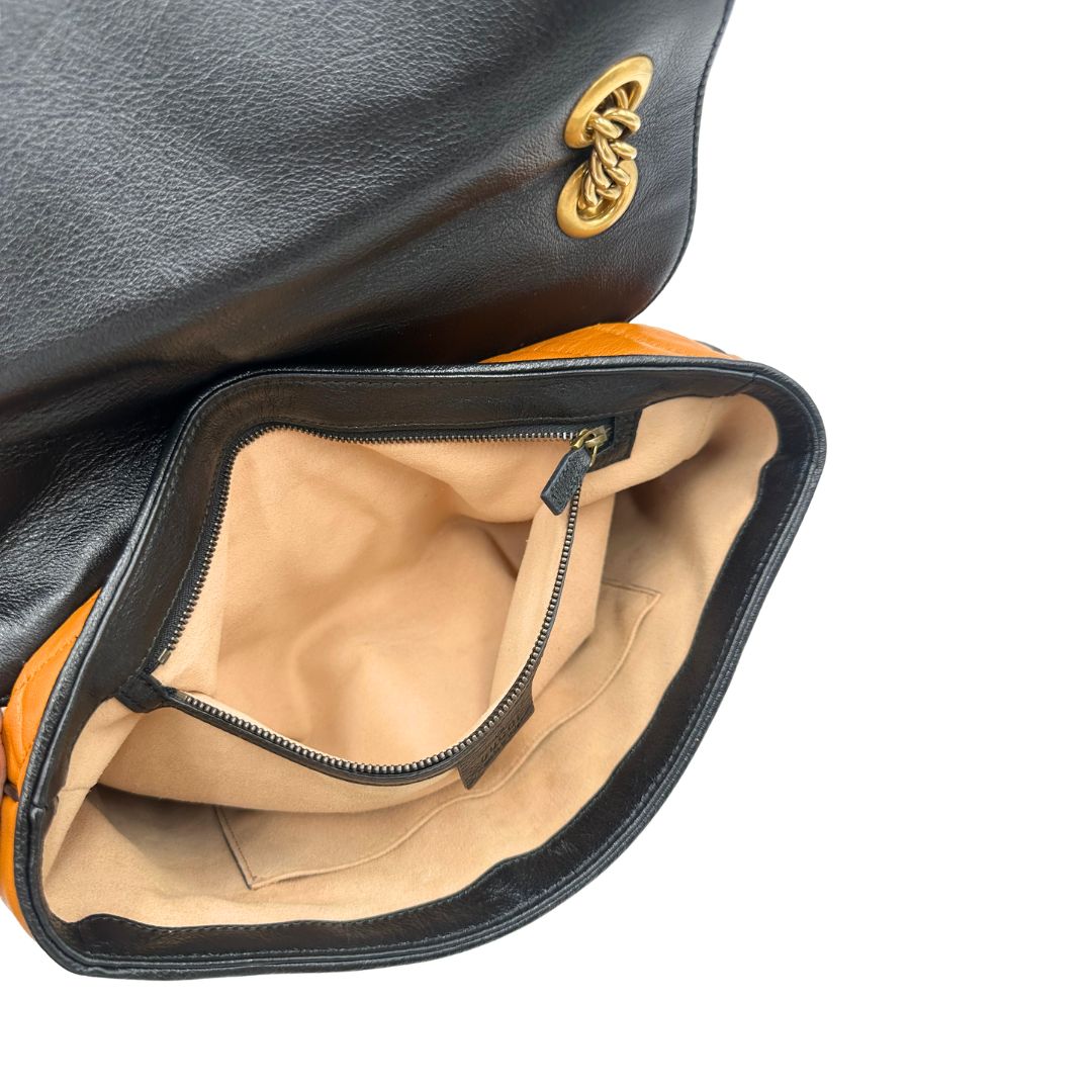 interno Borsa Gucci Marmont nella misura grande in pelle chevron color zucca e profili neri, di lusso, originale, ottime condizioni, usata. 