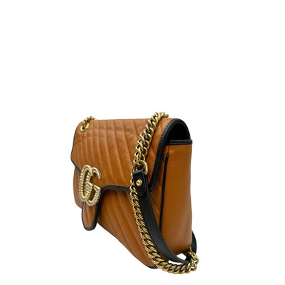 lato Borsa Gucci Marmont nella misura grande in pelle chevron color zucca e profili neri, di lusso, originale, ottime condizioni, usata. 